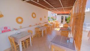 una vista aérea de un restaurante con mesas y sillas en Mimosa Pension, en Kas