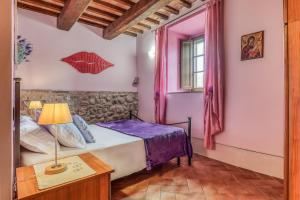 a bedroom with a bed and a table and a window at Agriturismo Podere San Giorgio in Radicofani