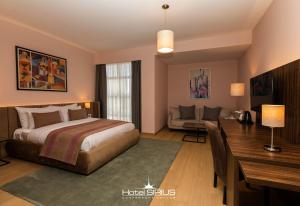 Rúm í herbergi á Hotel Sirius