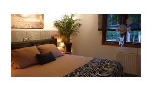 a bedroom with a large bed with a zebra print at Chalet Heppie People in Doornspijk