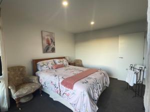Giường trong phòng chung tại Moana BnB, Waikawa Bay, Picton