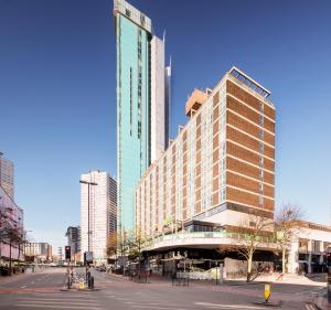 un grand bâtiment dans une rue d'une ville dans l'établissement Holiday Inn Birmingham City, an IHG Hotel, à Birmingham