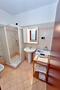 een badkamer met een wastafel, een douche en een toilet bij Affittimoderni Bergamo Curno - CUMA8 in Curno