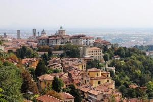 vistas a una ciudad con casas y edificios en Affittimoderni Bergamo Curno - CUMA8, en Curno