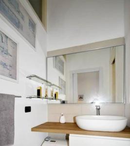 uma casa de banho com um lavatório e um espelho em Trilocale Centrale - Buenos Vibes em Milão