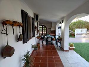dom z patio ze stołem i krzesłami w obiekcie Elvira Casa Vacanze w mieście Iglesias