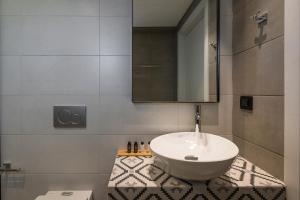 Koupelna v ubytování Ostrakon Suites + 37 fotografií