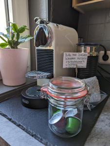 a kitchen counter with a jar of food and a blender at Ankommen WOHLFüHLEN in kompletter Wohnung 2 Schlafzimmer FREi Parken TOP Anbindung A46 NETFLIX in Wuppertal