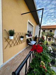 uma varanda com plantas e flores numa casa em Da Gretel em Rapallo
