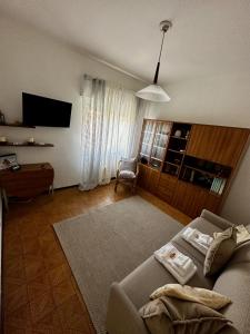 uma sala de estar com um sofá e uma cadeira em Da Gretel em Rapallo