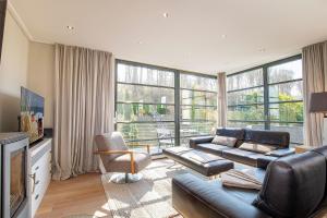 uma sala de estar com um sofá e uma televisão em Villa Paula Strandperle em Ostseebad Sellin