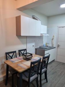 cocina con mesa de madera y sillas en una habitación en A.S.T. apartment, en Ohrid