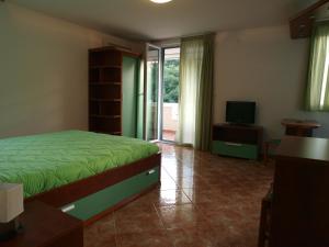 Ένα ή περισσότερα κρεβάτια σε δωμάτιο στο Apartments Laništa Dragović