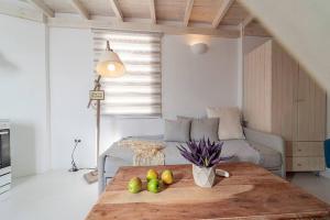 uma sala de estar com uma mesa com fruta em Santorita Suites em Acrotíri