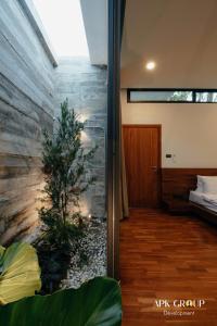 una habitación con un árbol en la esquina de una casa en H1 Pool Villa, en Chiang Mai