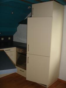een witte kast in een keuken met een fornuis bij L'appartement & dortoir chez Jean-Luc in Baelen