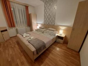 um quarto com uma cama com duas toalhas em MyRelax Apartment em Hajdúszoboszló