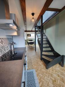 une cuisine avec un escalier en colimaçon dans une maison dans l'établissement Appartement Le Baroque en duplex, à Mulhouse