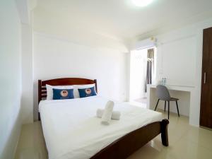 Un dormitorio con una cama con un osito de peluche. en RoomQuest Suvarnabhumi Ladkrabang 42, en Bangkok