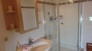 Ένα μπάνιο στο Apartment Rothenlehen +32 φωτογραφίες