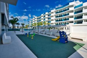 una zona al aire libre con parque infantil y un edificio en Perfect apartment 3 - TCM, en Fuengirola