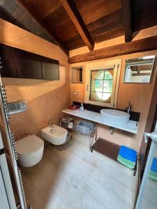 La salle de bains est pourvue de 2 lavabos et de 2 toilettes. dans l'établissement Borgo Storico Il Casetto, à Sasso Marconi