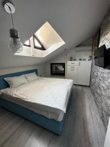 sypialnia z dużym łóżkiem i sufitem w obiekcie MG Mamaia North Villa w mieście Năvodari