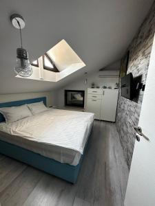 a bedroom with a bed and a ceiling with a light at MG Mamaia North Villa in Mamaia Sat/Năvodari