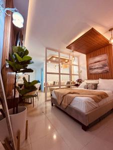 ein Schlafzimmer mit einem großen Bett in einem Zimmer in der Unterkunft Queen Size Studio in Cebu City in Mandaue City