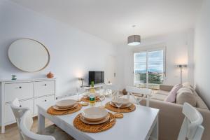 TV a/nebo společenská místnost v ubytování Small Oasis