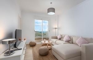 TV a/nebo společenská místnost v ubytování Small Oasis