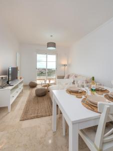 TV a/nebo společenská místnost v ubytování Small Oasis