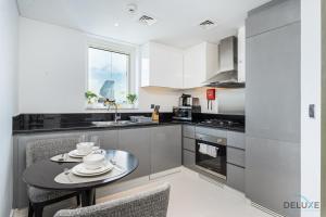 Kuchyň nebo kuchyňský kout v ubytování Elegant Studio at DAMAC Privé Business Bay by Deluxe Holiday Homes