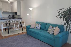 - un canapé bleu dans le salon avec une table dans l'établissement Viewpoint - Lovely Nature View, à Machico