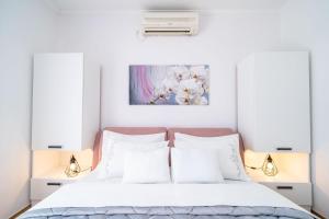 Apartment & Rooms Duja في زاتون: غرفة نوم بسرير ودهان على الحائط