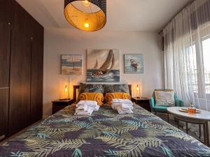 una camera da letto con un letto con asciugamani sopra di Monolocale ombrellone incluso a Lignano Sabbiadoro
