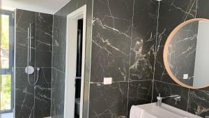 Ένα μπάνιο στο Luxurious and spacious pet friendly villa in Brela +18 φωτογραφίες