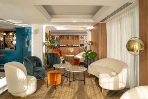 uma sala de estar com duas cadeiras e uma mesa em Ocean Drive Ibiza em Cidade de Ibiza