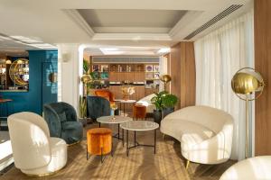 salon z 2 krzesłami i stołem w obiekcie Ocean Drive Ibiza w mieście Ibiza