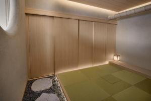 ANA InterContinental Beppu Resort & Spa, an IHG Hotel في بيبو: غرفة فارغة مع ضوء على الحائط