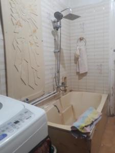 a bathroom with a bath tub and a stove at منطقة الاستاد بطنطا in Quḩāfah