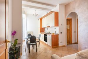 eine Küche und ein Wohnzimmer mit einem Tisch und Stühlen in der Unterkunft Il Serraglio in Prato