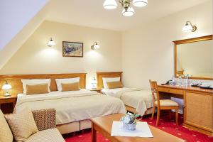 Łóżko lub łóżka w pokoju w obiekcie Hotel Burkaty