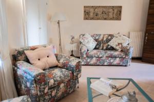 sala de estar con sofá y silla en Casale Montemoro With Pool - Happy Rentals en Allerona