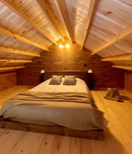 uma cama grande num quarto com paredes de madeira em Mountain Eco Shelter 7 no Funchal