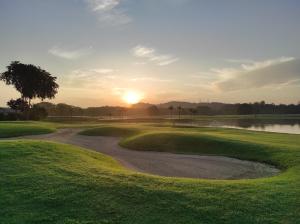 un campo de golf con la puesta de sol en el fondo en SouthLinks Country Club en Nagoya
