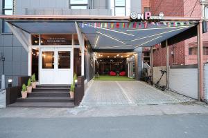 una entrada a un edificio con una puerta y escaleras en Stay RomanticTrip_Hostel en Gyeongju