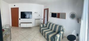 sala de estar con sofá y TV en Tuanis en Nápoles
