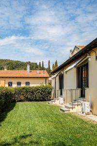 a yard of a house with green grass at Agriturismo biologico Bulichella in Suvereto