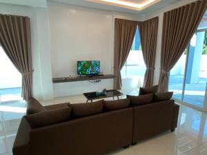 un soggiorno con divano e TV di 110 Home Sleep Home Kuah Langkawi a Kuah